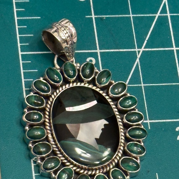 Malachite mother of pearl lady inlay malachite stone sterling silver pendant - Picture 8 of 8